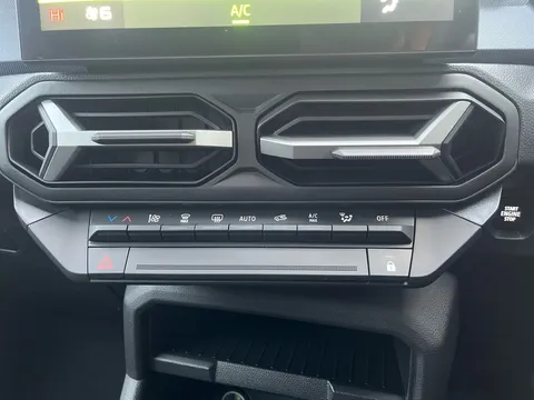 DL75UNR Dacia Duster 1.6 Hybrid 140 Journey 5dr Auto Thumbnail #27