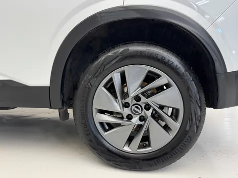 DT74UUY Nissan Qashqai 1.3 DiG-T MH Acenta Premium 5dr Thumbnail #13