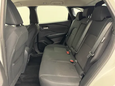 DT74UUY Nissan Qashqai 1.3 DiG-T MH Acenta Premium 5dr Thumbnail #15