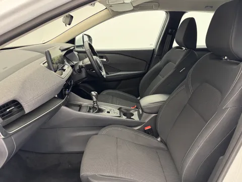 DT74UUY Nissan Qashqai 1.3 DiG-T MH Acenta Premium 5dr Thumbnail #16