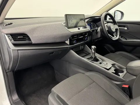 DT74UUY Nissan Qashqai 1.3 DiG-T MH Acenta Premium 5dr Thumbnail #17