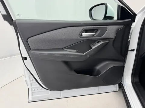 DT74UUY Nissan Qashqai 1.3 DiG-T MH Acenta Premium 5dr Thumbnail #18