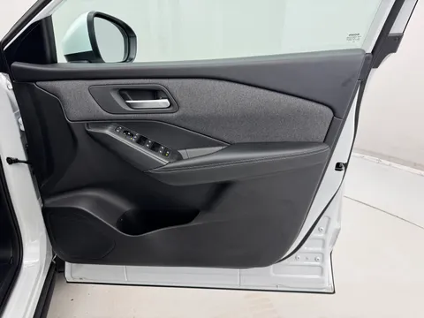 DT74UUY Nissan Qashqai 1.3 DiG-T MH Acenta Premium 5dr Thumbnail #19