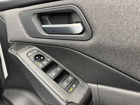 DT74UUY Nissan Qashqai 1.3 DiG-T MH Acenta Premium 5dr Thumbnail #20