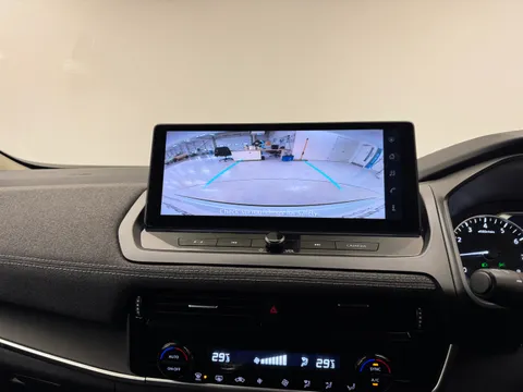 DT74UUY Nissan Qashqai 1.3 DiG-T MH Acenta Premium 5dr Thumbnail #23