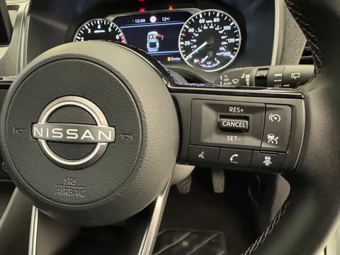 DT74UUY Nissan Qashqai 1.3 DiG-T MH Acenta Premium 5dr Thumbnail #26