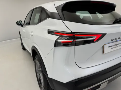 DT74UUY Nissan Qashqai 1.3 DiG-T MH Acenta Premium 5dr Thumbnail #32