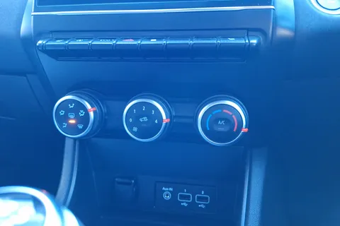 BG71TJU Renault Captur 1.0 TCE 90 SE Limited 5dr Thumbnail #37