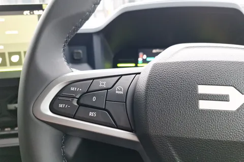 DL75UOP Dacia Duster 1.6 Hybrid 140 Journey 5dr Auto Thumbnail #16
