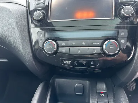 BJ68VYT Nissan Qashqai 1.2 DiG-T Tekna [Glass Roof Pack] 5dr Thumbnail #24