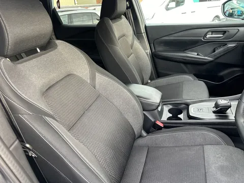 EA73KYR Nissan Qashqai 1.3 DiG-T MH 158 N-Connecta 5dr Xtronic Thumbnail #17