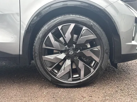 DU25VVM Renault Rafale E-Tech FHEV Iconic Esprit Alpine 5dr Auto 4C Thumbnail #31