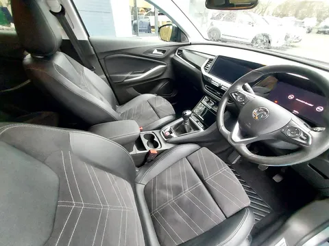 DE72YXU Vauxhall Grandland 1.2 Turbo Ultimate 5dr Thumbnail #2