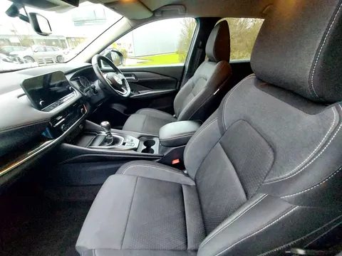 DX22YXD Nissan Qashqai 1.3 DiG-T MH N-Connecta 5dr Thumbnail #15