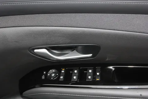 EF25CYG Hyundai Tucson 1.6T Plug-in Hybrid Ultimate 5dr Auto Thumbnail #17