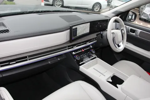 ET24YNJ Hyundai Santa Fe 1.6 TGDi Plug-in Hybrid Ultimate 5dr 4WD Auto Thumbnail #3