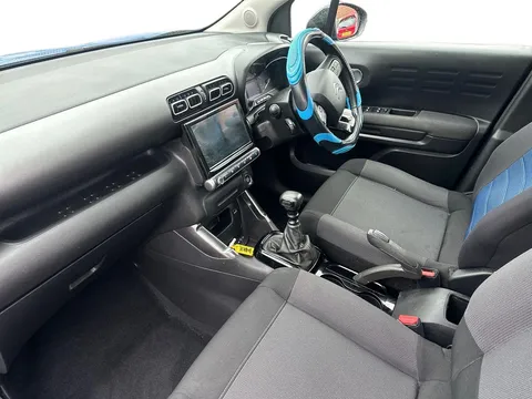 DN22YUJ Citroën C3 Aircross 1.2 PureTech 110 Shine 5dr Thumbnail #4