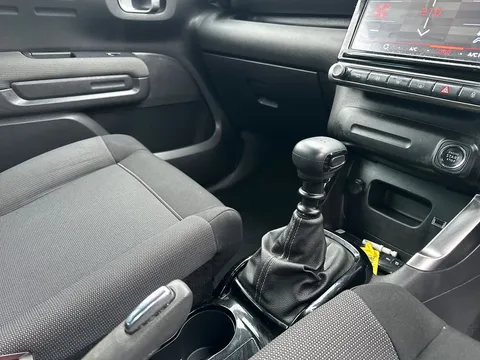 DN22YUJ Citroën C3 Aircross 1.2 PureTech 110 Shine 5dr Thumbnail #13