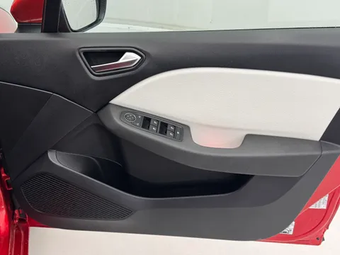 16 of 30 for Renault Clio 1.0 TCe 90 SE Edition 5dr