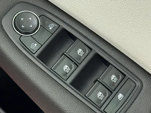 17 of 30 for Renault Clio 1.0 TCe 90 SE Edition 5dr