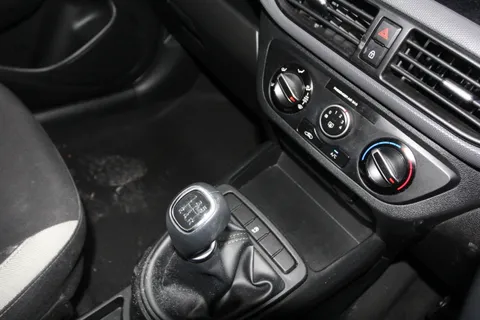 DG22LVV Hyundai i10 1.0 MPi SE Connect 5dr Thumbnail #26