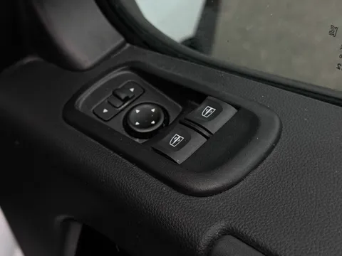 HN23GRU Renault Master LM35dCi 135 Business+ Medium Roof Van Thumbnail #14