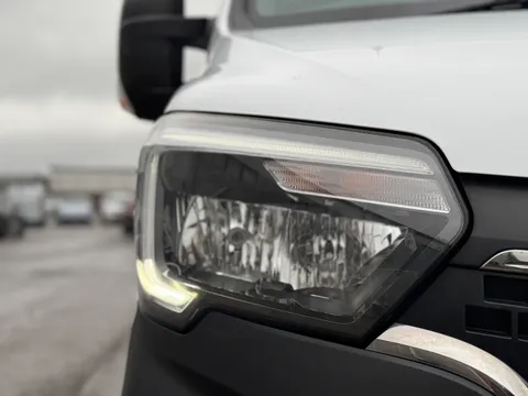 HN23GRU Renault Master LM35dCi 135 Business+ Medium Roof Van Thumbnail #21