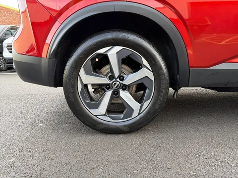 GY72RKZ Nissan Qashqai 1.3 DiG-T MH N-Connecta [Glass Roof] 5dr Thumbnail #9