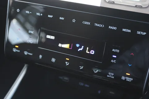 DG72MVJ Hyundai Tucson 1.6 TGDi Hybrid 230 Premium 5dr 2WD Auto Thumbnail #25