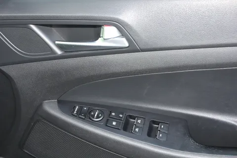 DV69VBZ Hyundai Tucson 1.6 GDi SE Nav 5dr 2WD Thumbnail #14