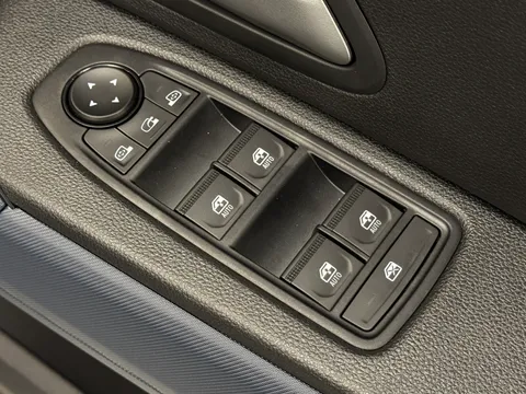DL75UOE Dacia Duster 1.6 Hybrid 140 Journey 5dr Auto Thumbnail #18
