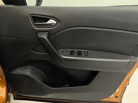 DS71MYZ Renault Captur 1.0 TCE 90 Iconic 5dr Thumbnail #18