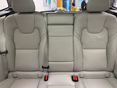 YP70BPU Volvo XC60 2.0 T8 Recharge PHEV Inscription Pro 5dr AWD Auto Thumbnail #32