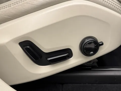 YP70BPU Volvo XC60 2.0 T8 Recharge PHEV Inscription Pro 5dr AWD Auto Thumbnail #24