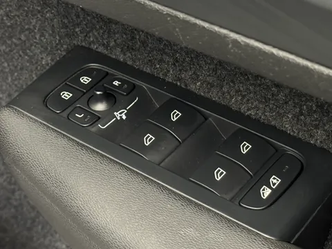 DS72VNH Volvo XC40 2.0 B3P Plus Dark 5dr Auto Thumbnail #20