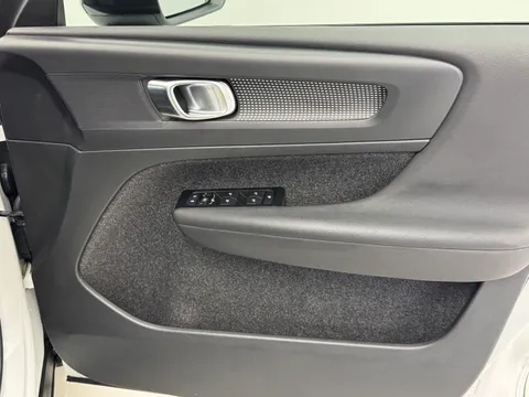 DN71HPL Volvo XC40 2.0 B4P R DESIGN 5dr AWD Auto Thumbnail #21