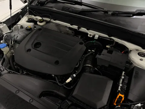 DN71HPL Volvo XC40 2.0 B4P R DESIGN 5dr AWD Auto Thumbnail #32