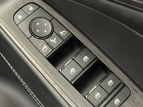 YH72XGE Nissan Qashqai 1.3 DiG-T MH N-Connecta 5dr Thumbnail #21