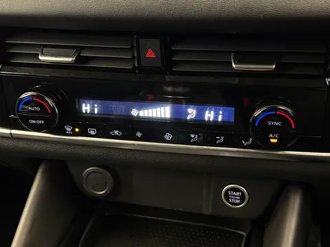 YH72XGE Nissan Qashqai 1.3 DiG-T MH N-Connecta 5dr Thumbnail #28