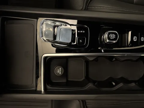 DU75XON Volvo XC60 2.0 B5P Plus Black Edition 5dr AWD Geartronic Thumbnail #17