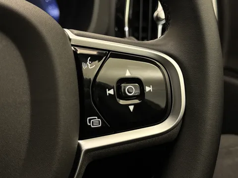 DU75XON Volvo XC60 2.0 B5P Plus Black Edition 5dr AWD Geartronic Thumbnail #23