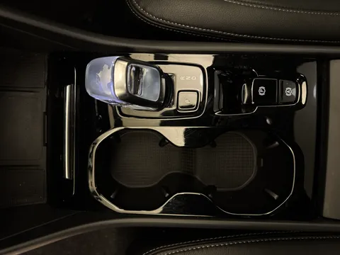 RV74FPX Volvo XC40 2.0 B4P Ultra Dark 5dr Auto Thumbnail #17