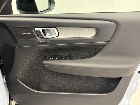 RV74FPX Volvo XC40 2.0 B4P Ultra Dark 5dr Auto Thumbnail #19