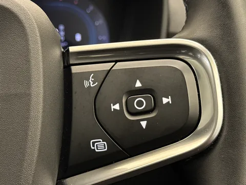 RV74FPX Volvo XC40 2.0 B4P Ultra Dark 5dr Auto Thumbnail #25