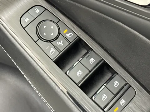 FY22UWW Nissan Qashqai 1.3 DiG-T MH N-Connecta 5dr Thumbnail #20