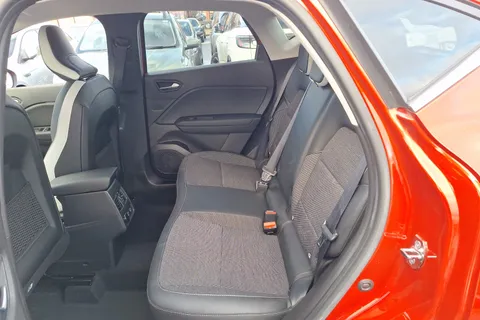 PJ22UOA Renault Captur 1.3 TCE 140 SE Edition 5dr EDC Thumbnail #10