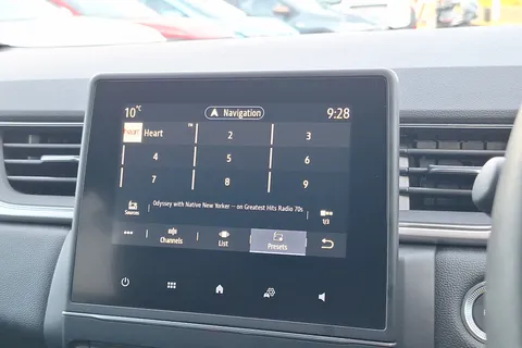 PJ22UOA Renault Captur 1.3 TCE 140 SE Edition 5dr EDC Thumbnail #36