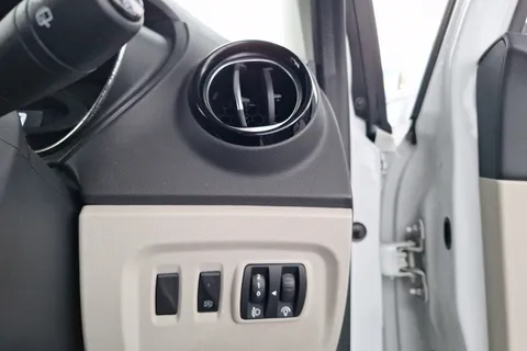 DE19VGR Renault Captur 0.9 TCE 90 GT Line 5dr Thumbnail #16