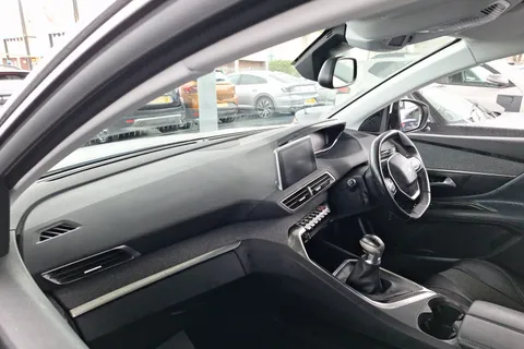 DE68OBW Peugeot 3008 1.5 BlueHDi Allure 5dr Thumbnail #36