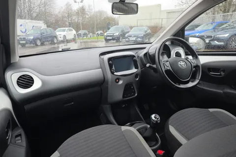 DT69HJX Toyota AYGO 1.0 VVT-i X-Trend 5dr Thumbnail #3